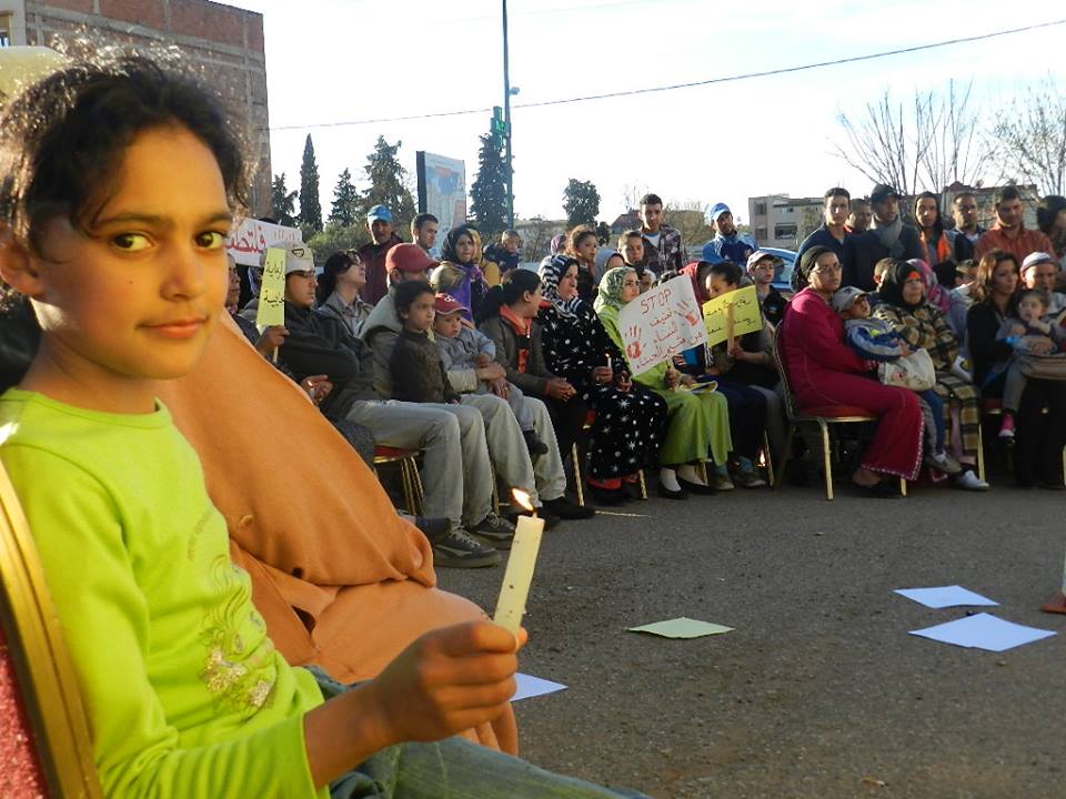 Une jeune fille tient une bougie lors d'un évènement de sensibilisation organisé par les participants de la formation aux droits humains d'Amnesty International Maroc, avril 2015, El Hajeb © Amnesty International