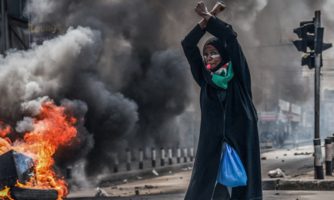 Amnesty International appelle les États à empêcher qu’un ordre prédateur et hostile aux droits fondamentaux s’impose en ce moment crucial pour l’humanité