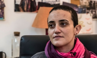 Égypte. Il faut mettre un terme au harcèlement judiciaire visant Lina Atallah, rédactrice en chef de Mada Masr